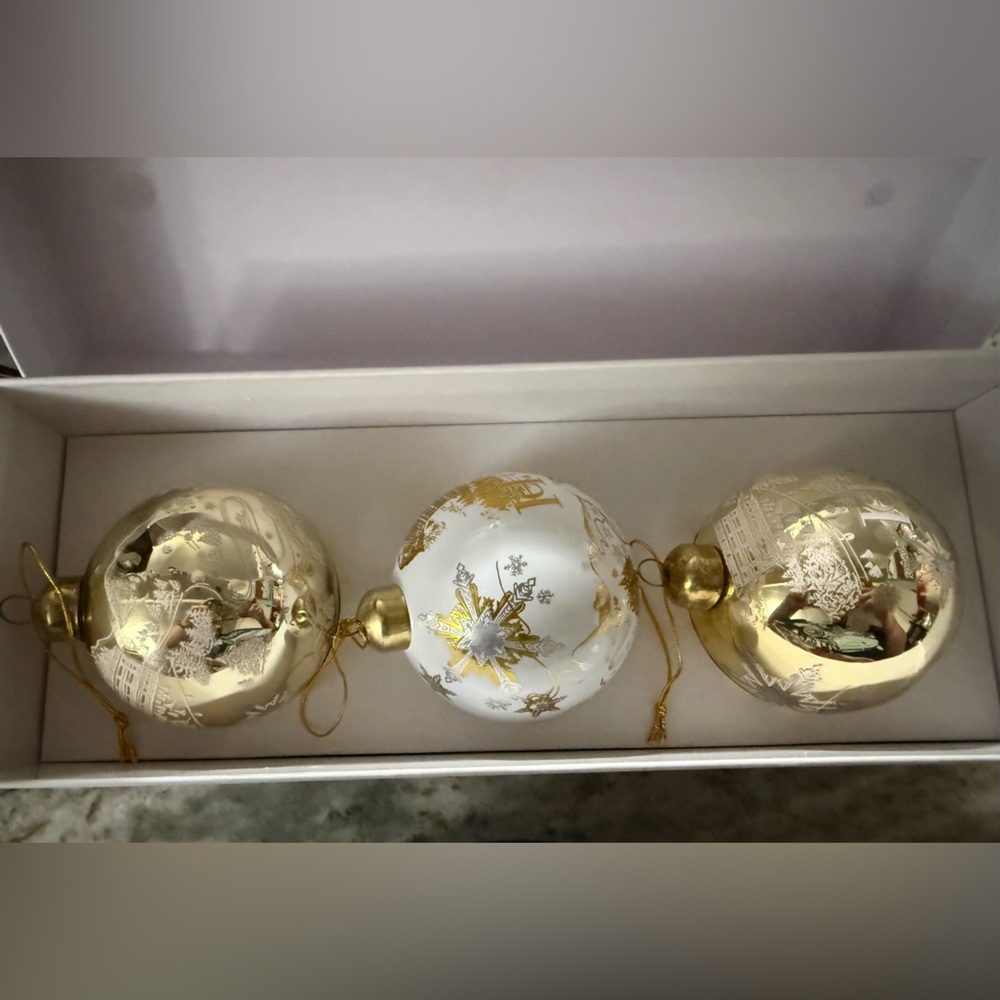 Elegant Gold and White Holiday Ornaments carolinaherrera